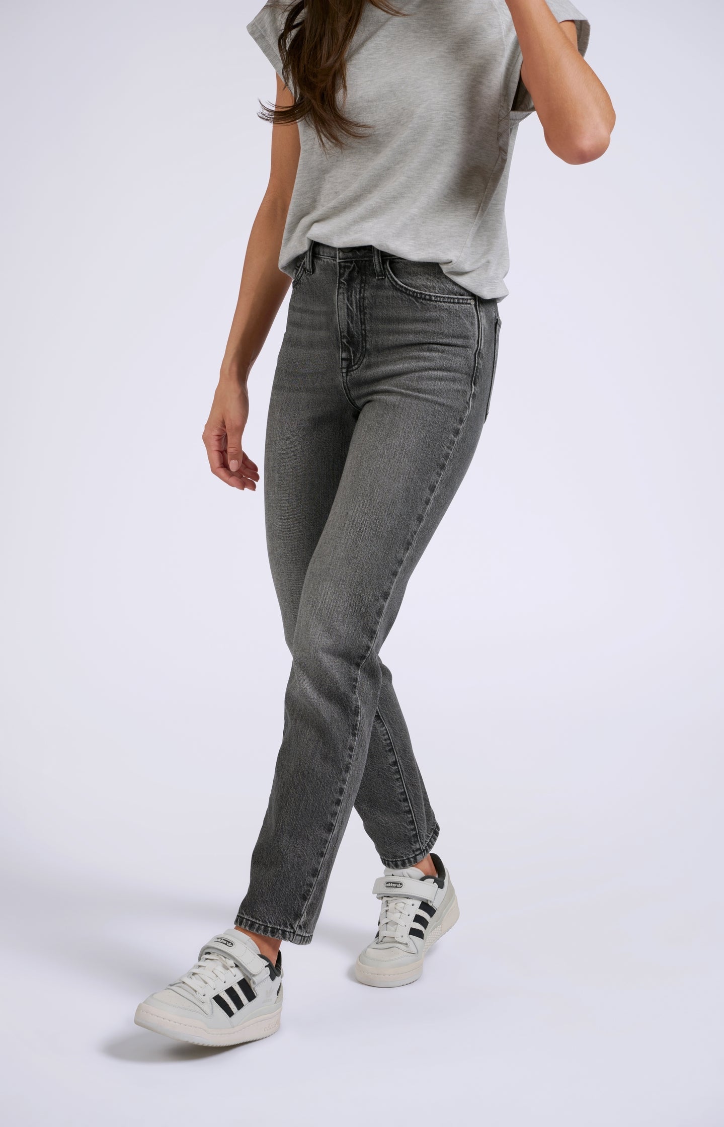 Dark jeans with high waist, straight legs and pockets