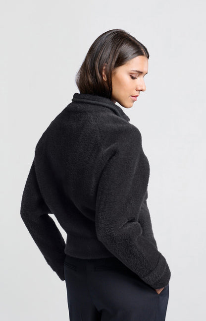 Knitted black coat with long sleeves, zipper and pockets