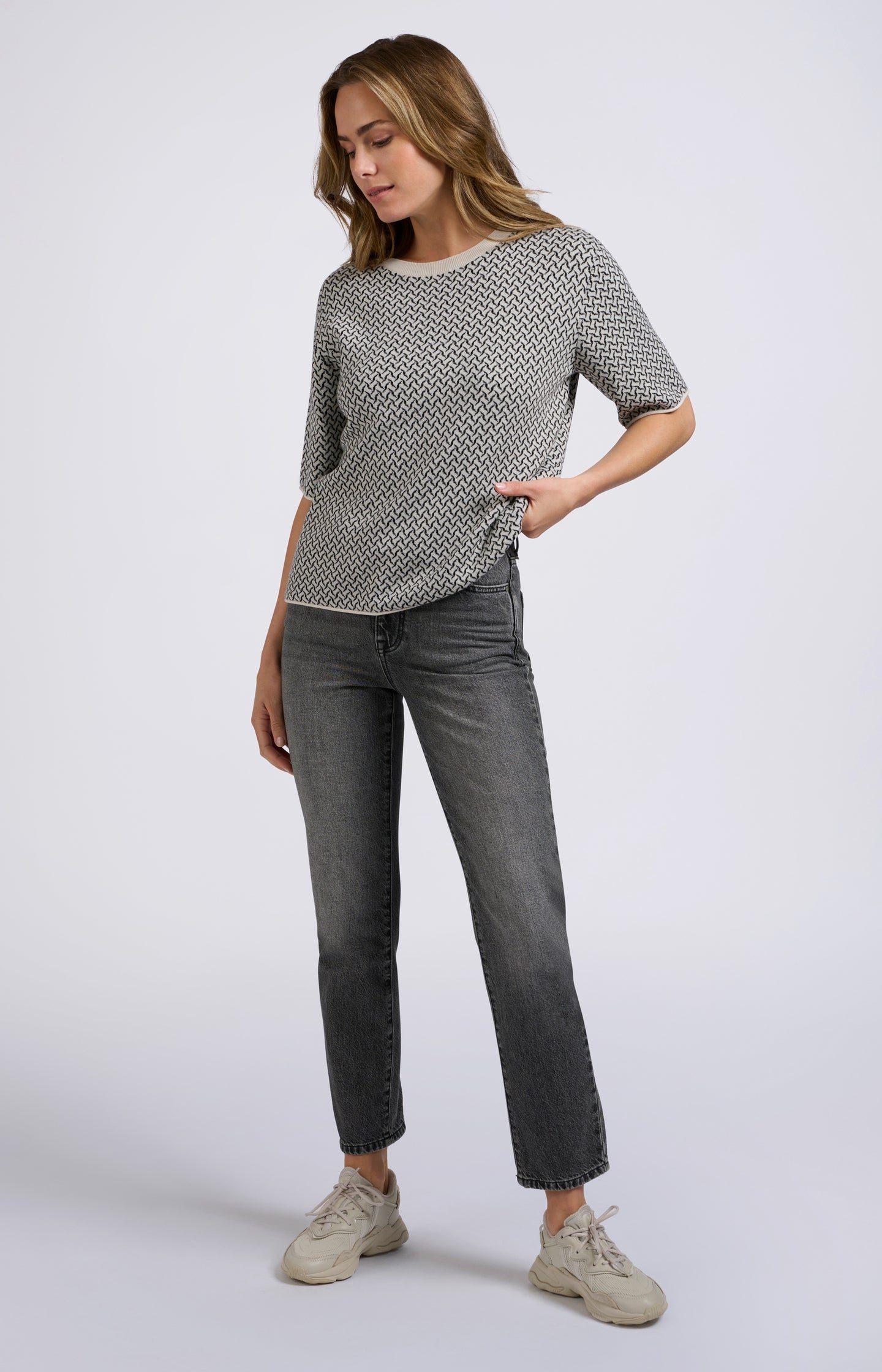 Knitted jacquard sweater with a round neck and short sleeves