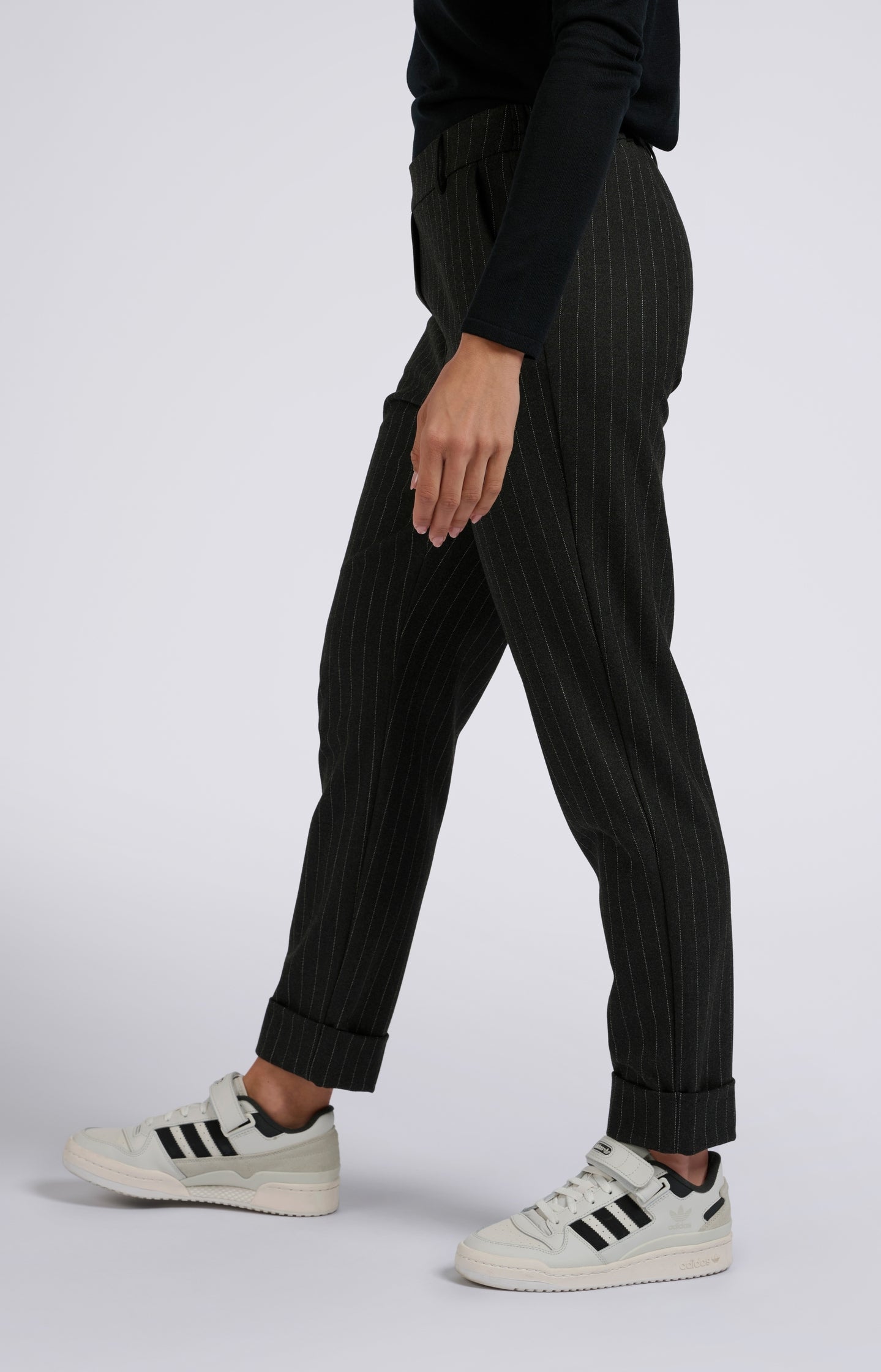 Pants with pinstripes, elastic waist and pockets - Type: lookbook