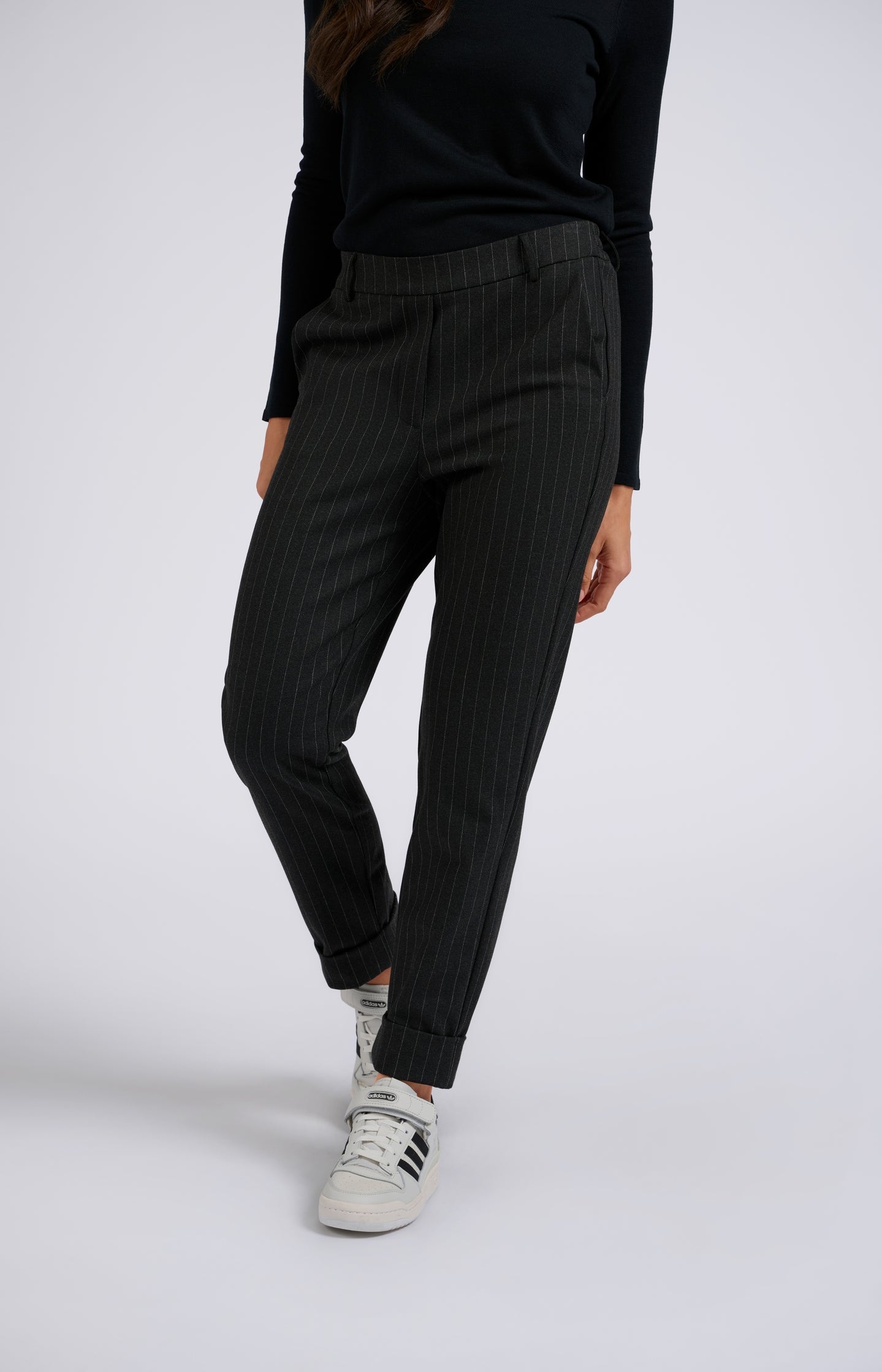 Pants with pinstripes, elastic waist and pockets