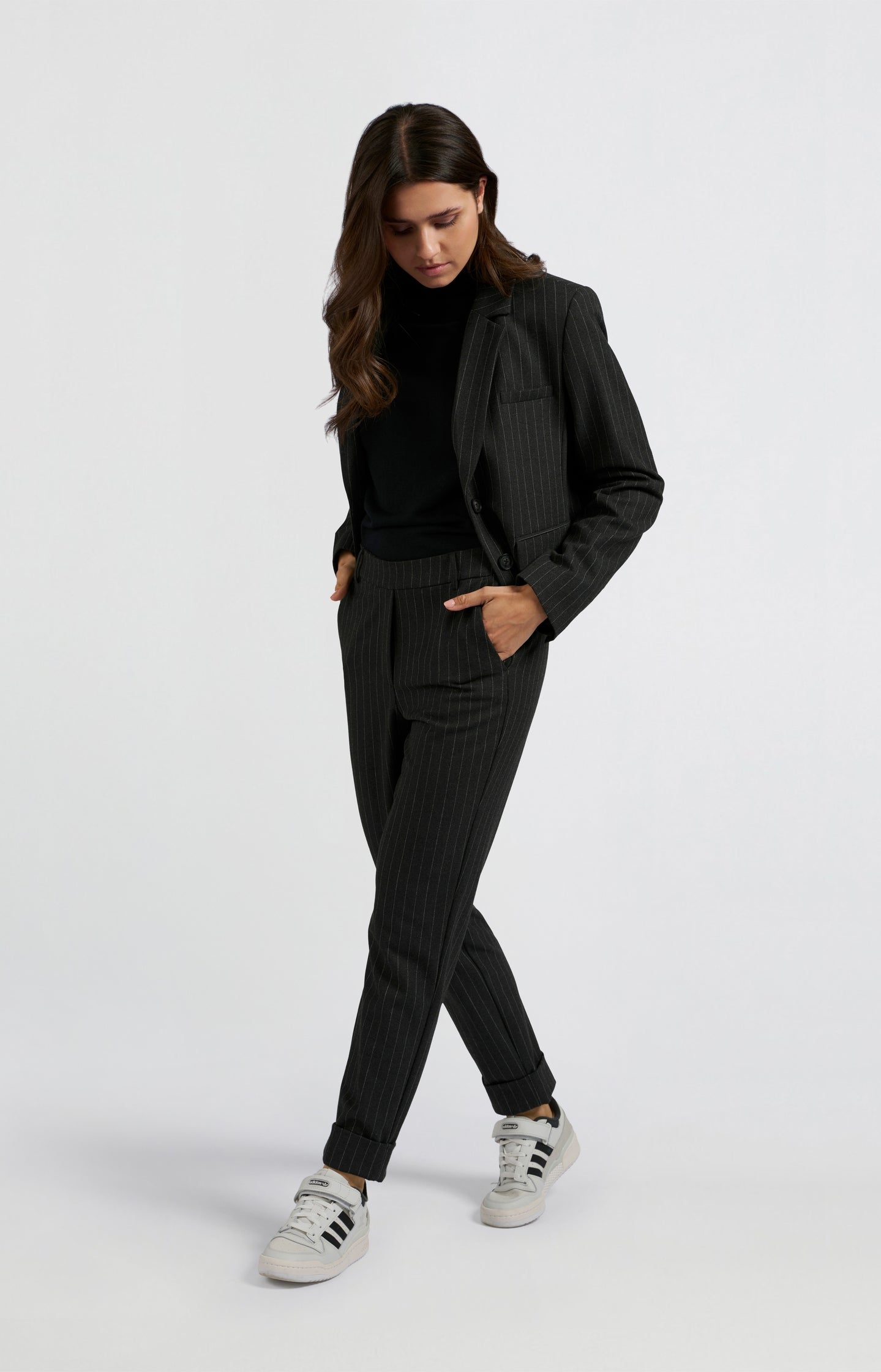 Pants with pinstripes, elastic waist and pockets