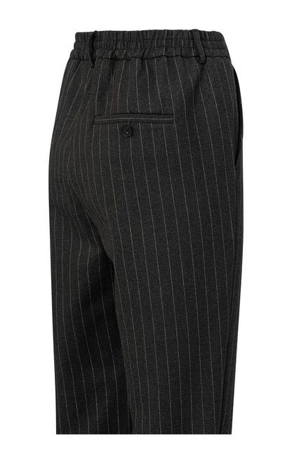 Pants with pinstripes, elastic waist and pockets