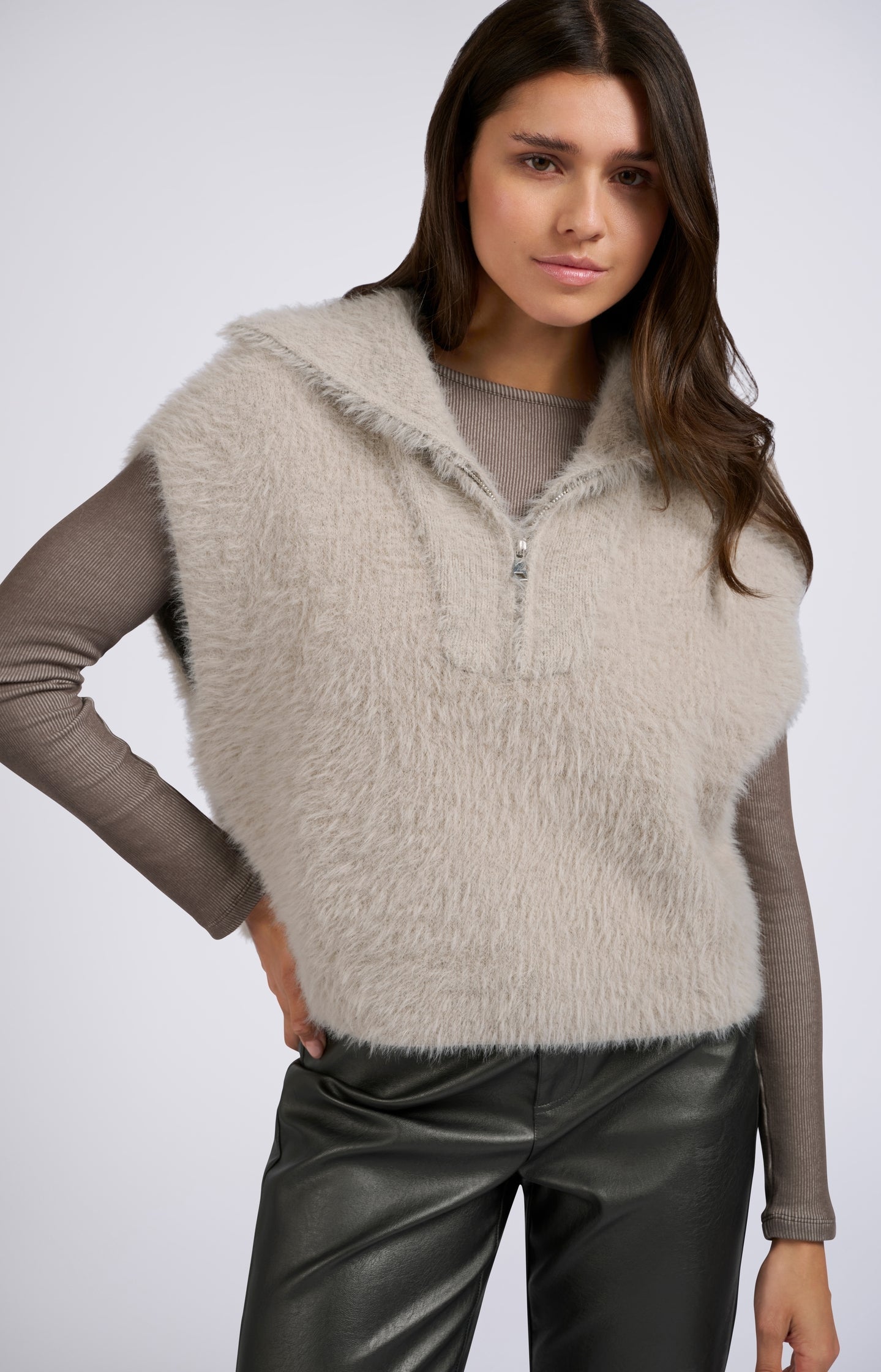 Sleeveless sweater with half zipper, high neck and loose fit - Type: lookbook