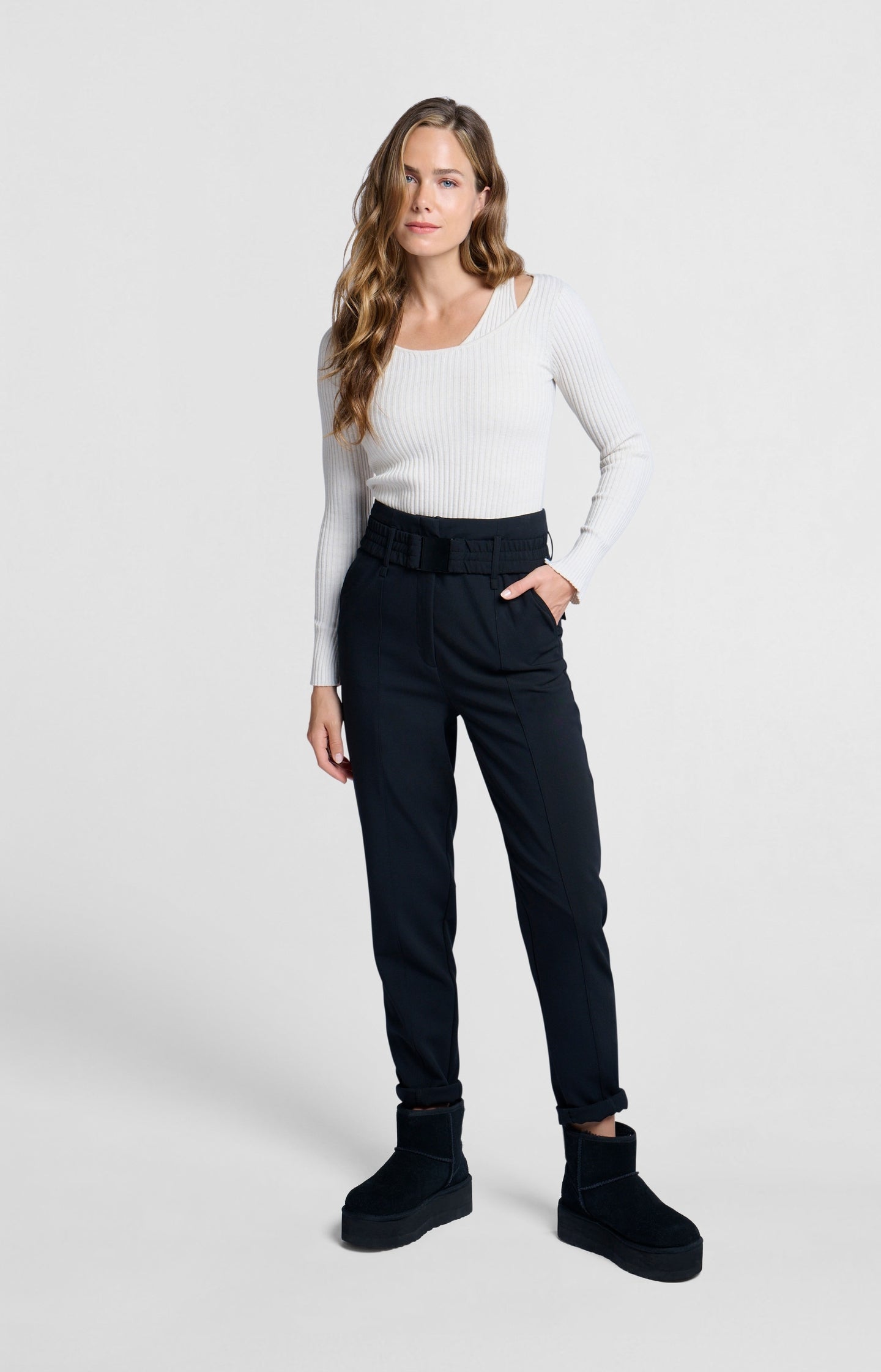 Woven pants with high waist and straight legs